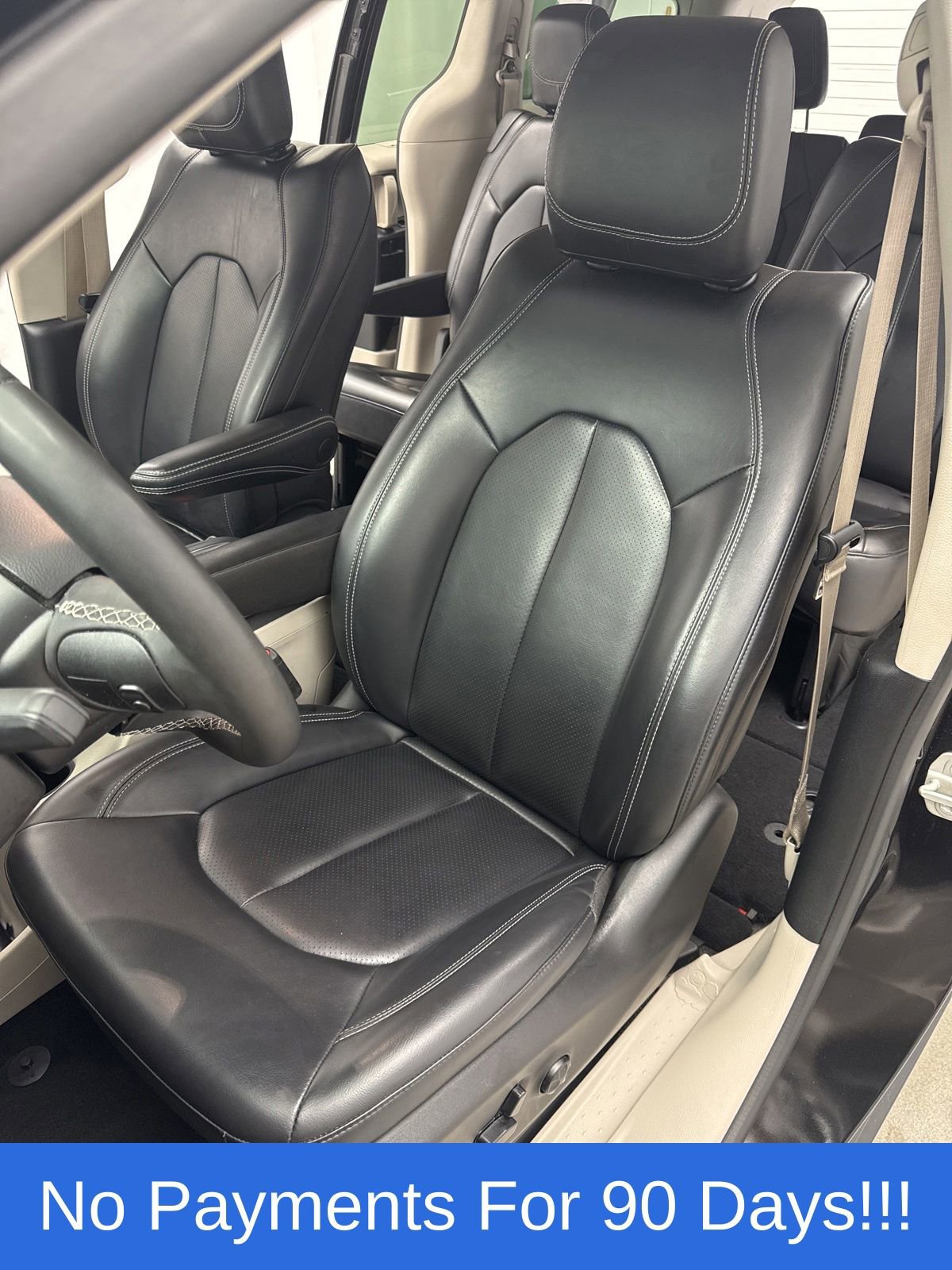 Used 2023 Chrysler Pacifica Touring-L FWD image 10