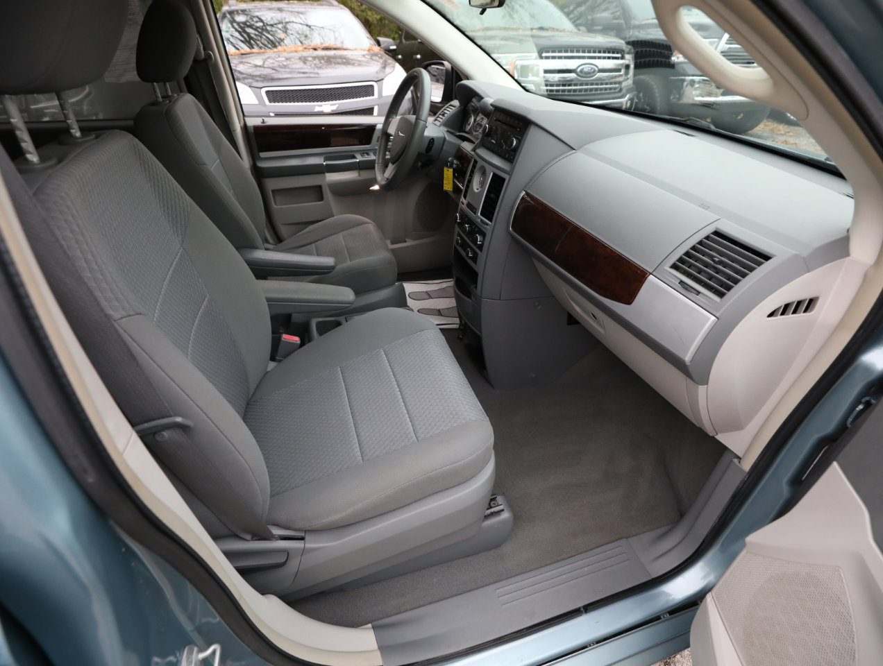 Used 2010 Chrysler Town & Country Touring image 10