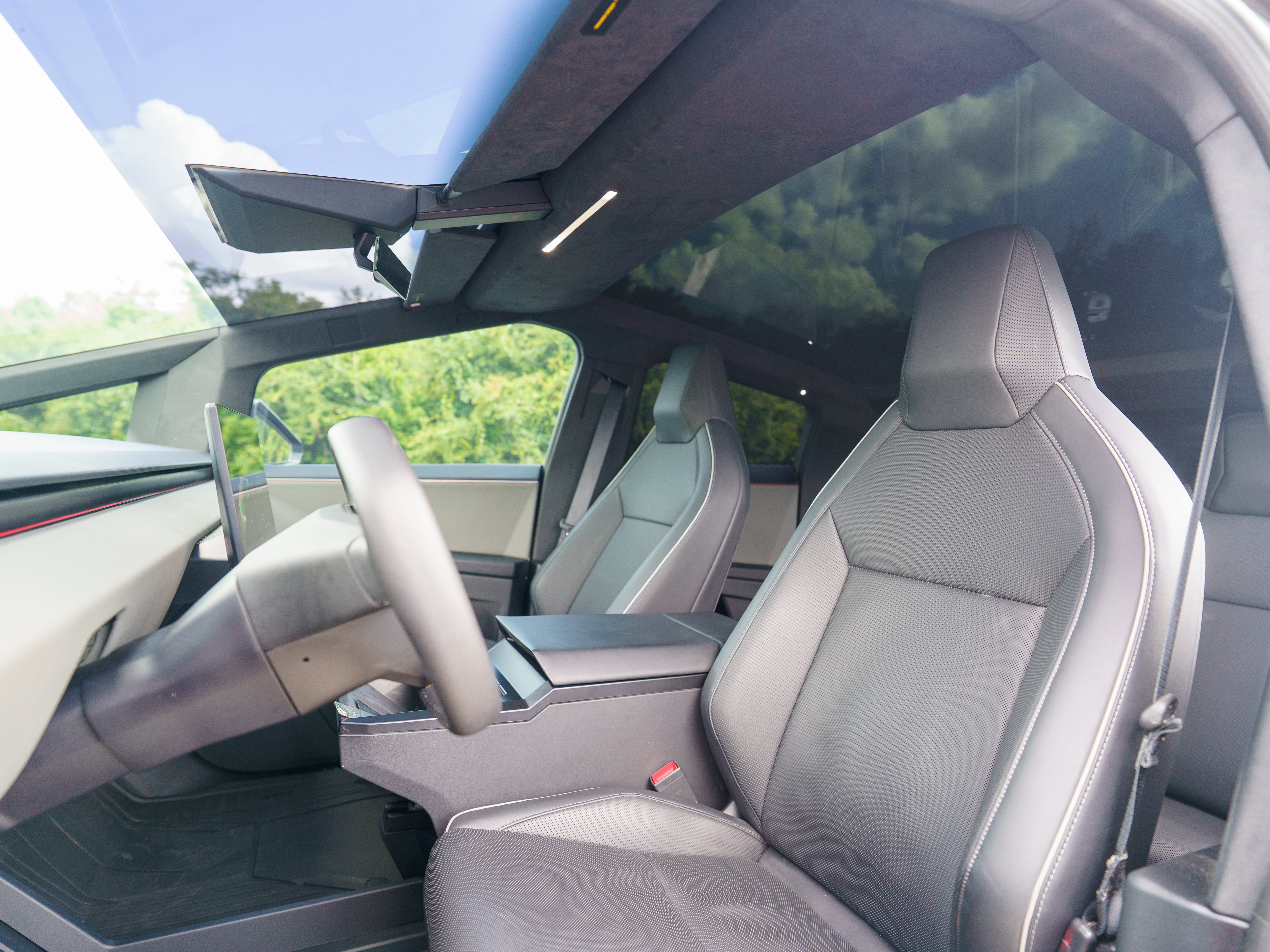 Used 2025 Tesla Cybertruck AWD Crew Cab image 8