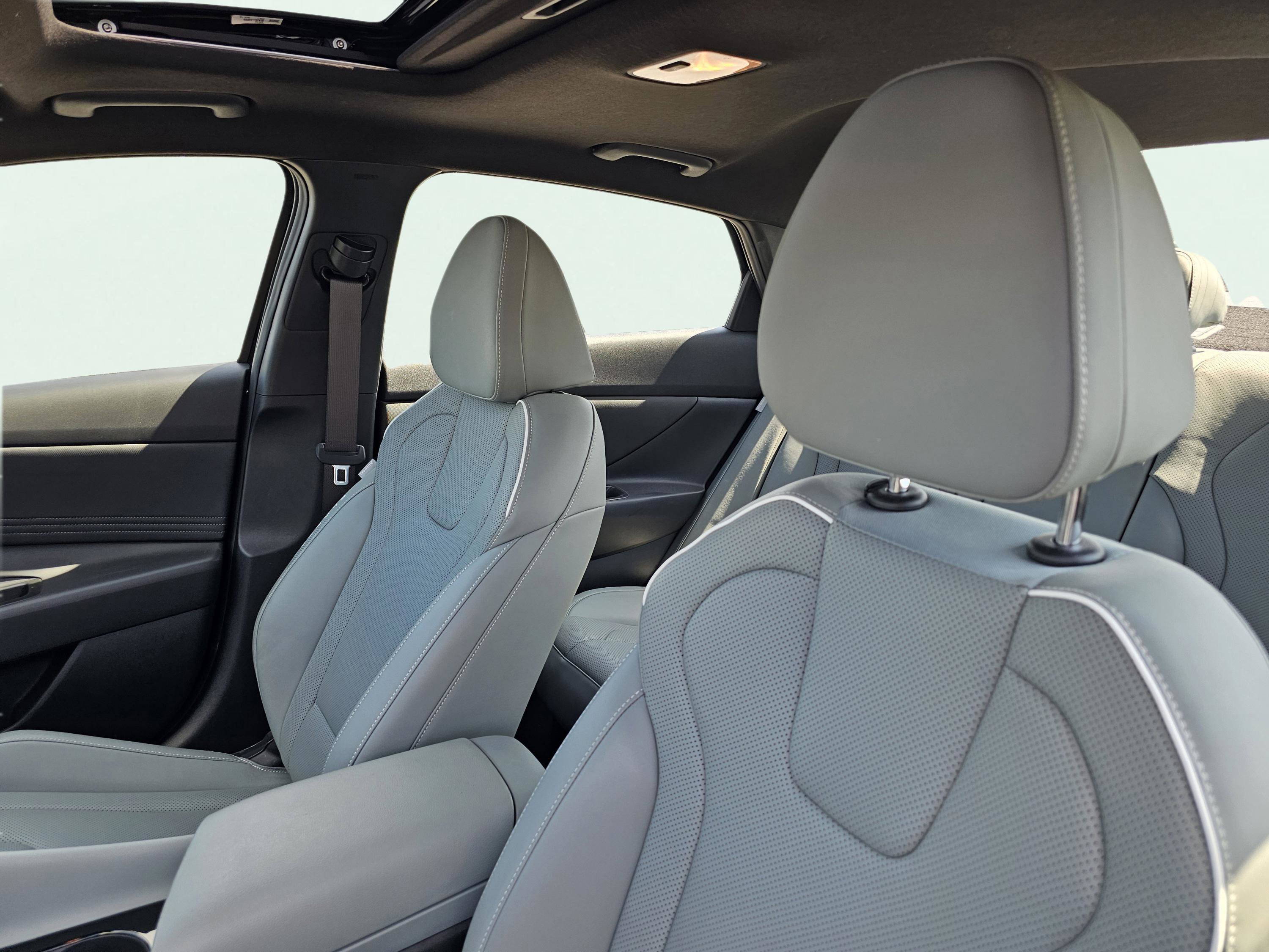 Used 2025 Hyundai Elantra Limited image 16