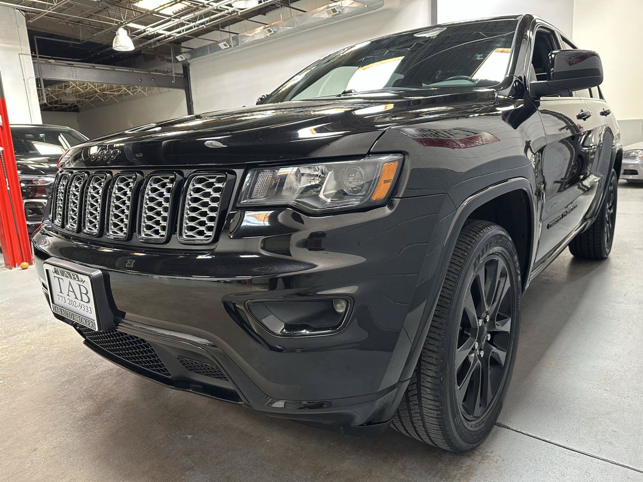 Used 2019 Jeep Grand Cherokee Altitude AWD/4WD image 6
