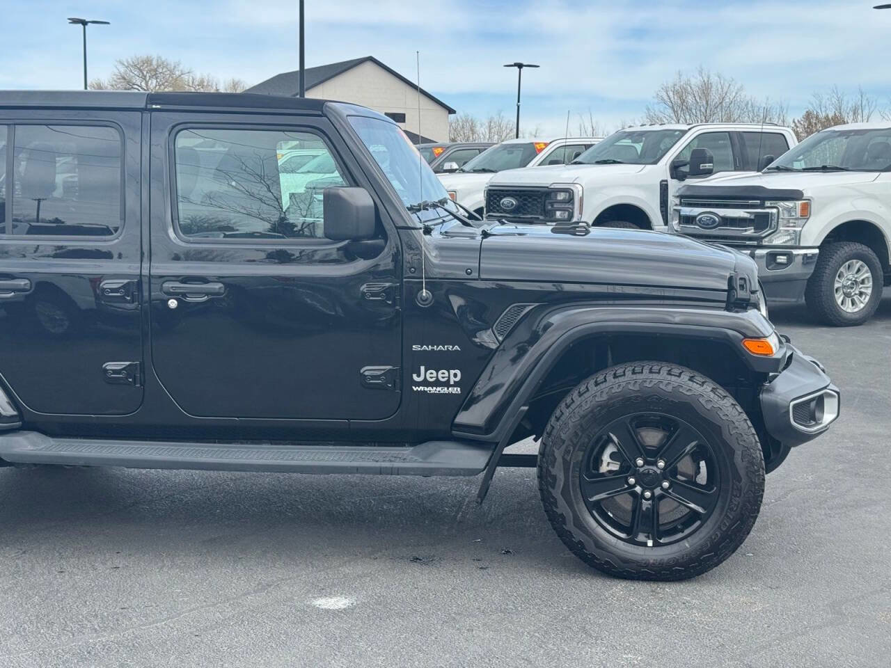 Used 2018 Jeep Wrangler Unlimited Sahara w/ Uconnect 4C Nav & Sound Group image 4