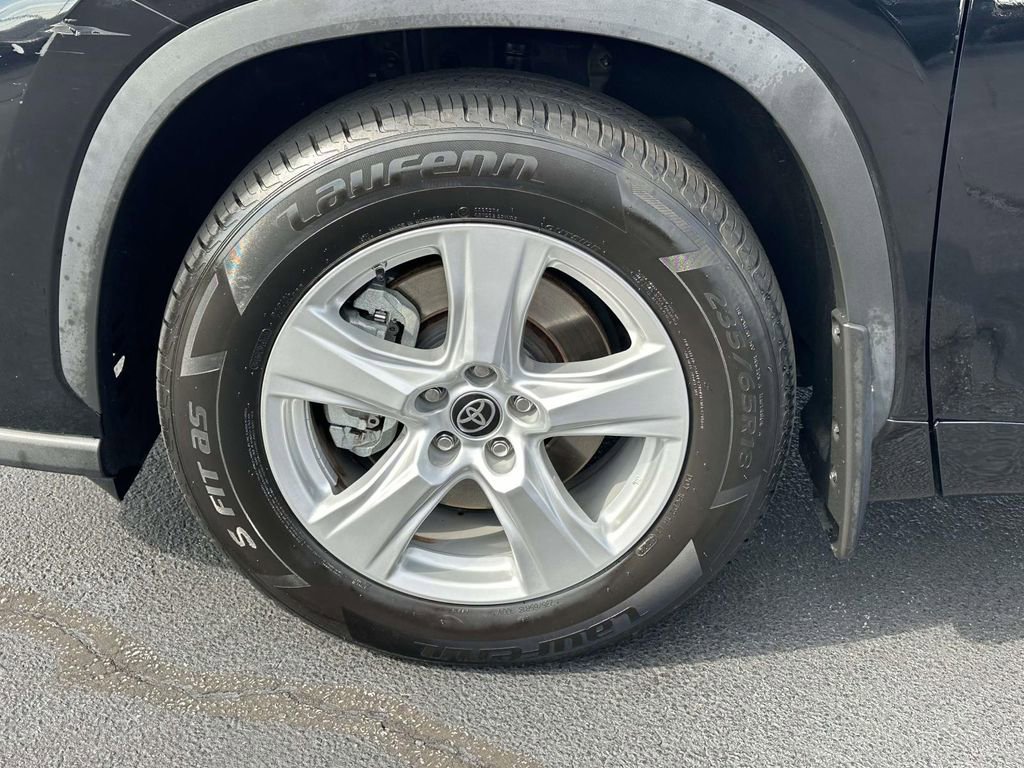 Used 2023 Toyota Highlander LE image 27