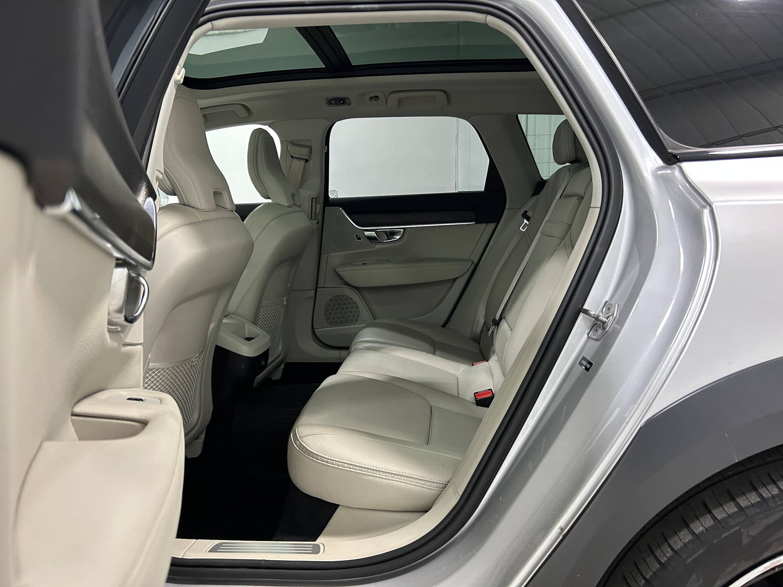 Used 2020 Volvo V90 T6 Cross Country AWD/4WD image 29