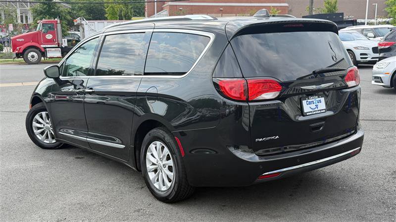 Used 2018 Chrysler Pacifica Touring-L FWD image 4