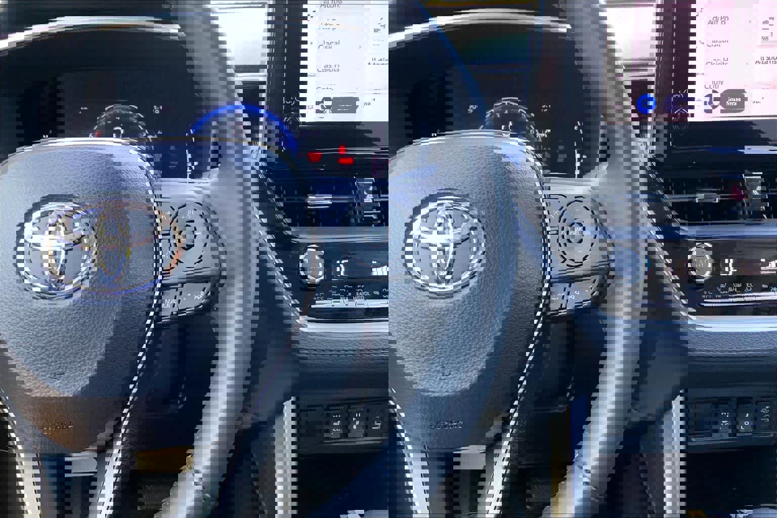 Used 2023 Toyota Corolla Cross XLE w/ Convenience Package image 25