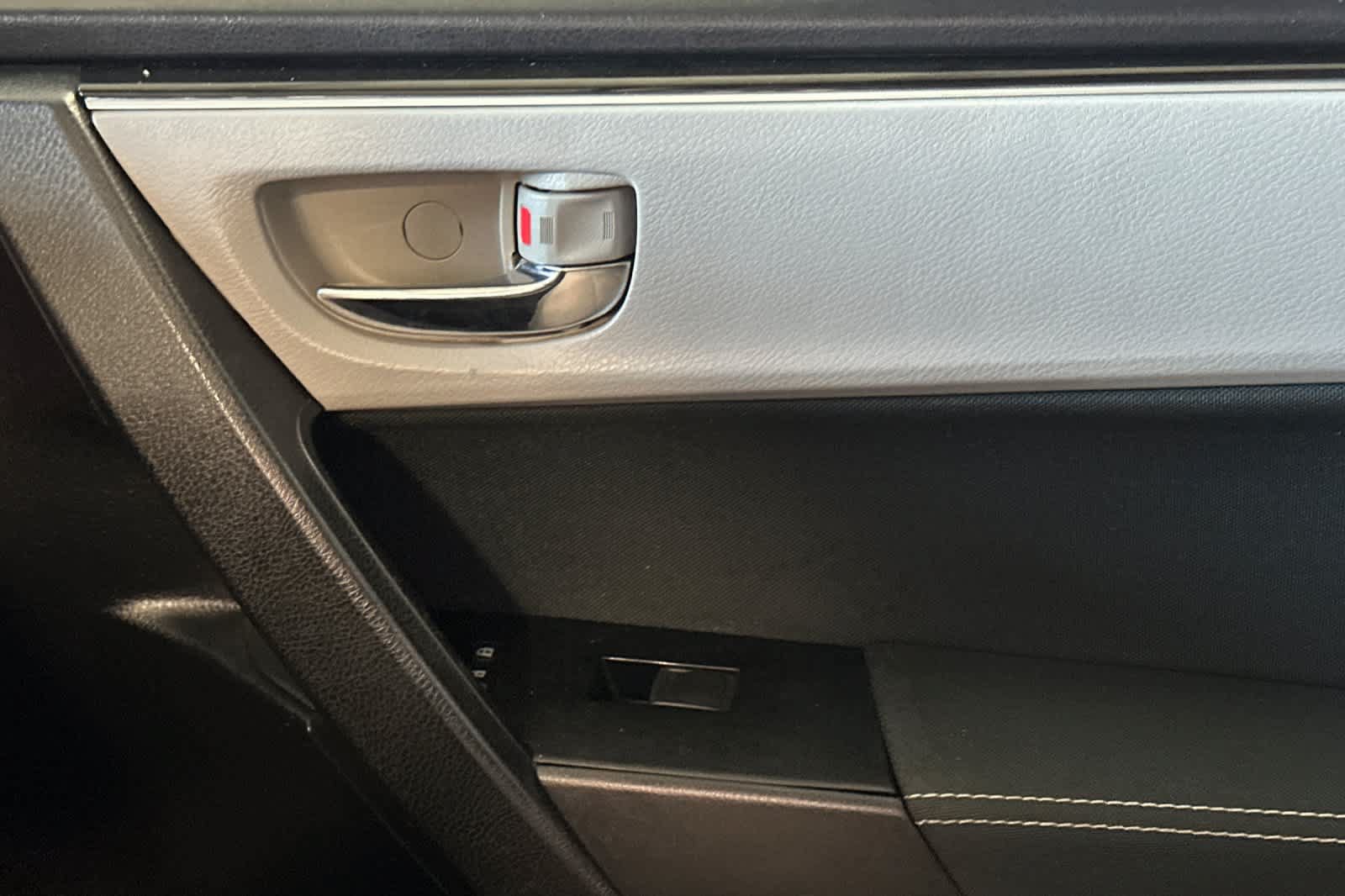 Used 2017 Toyota Corolla LE w/ Carpet Mat Package (TMS) FWD image 19