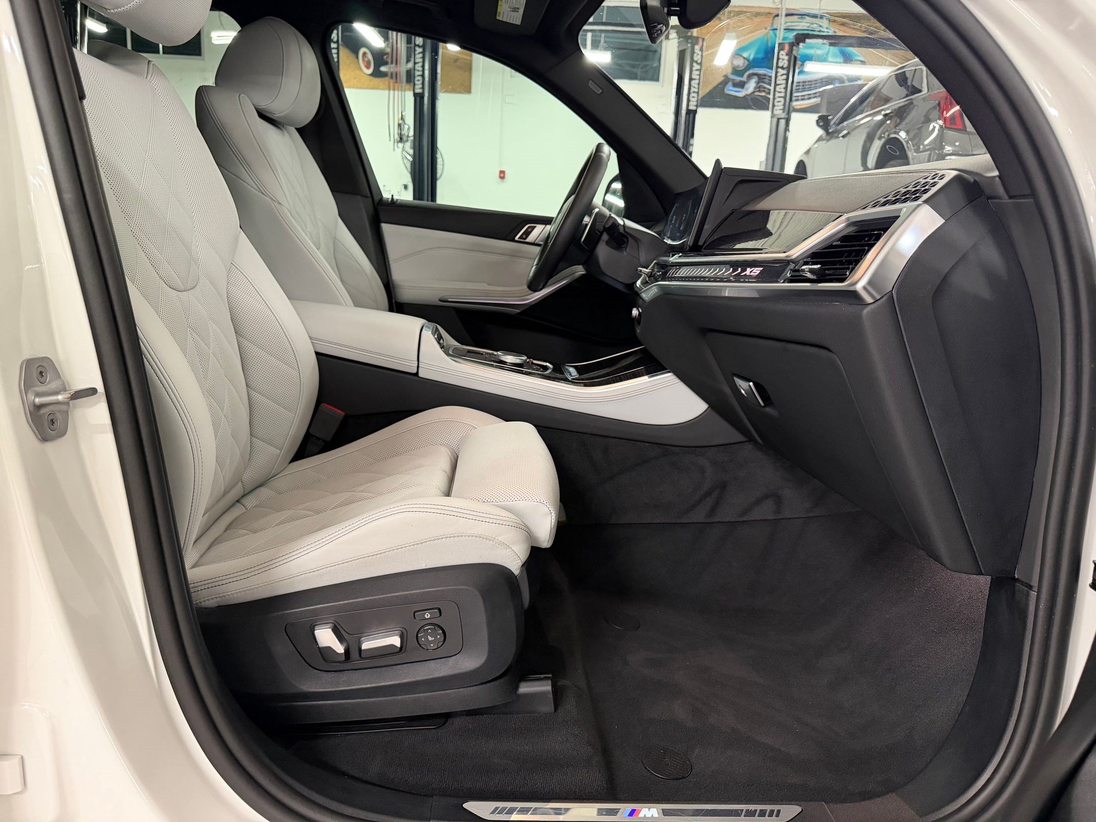 Used 2024 BMW X5 sDrive40i w/ M Sport Package RWD image 33