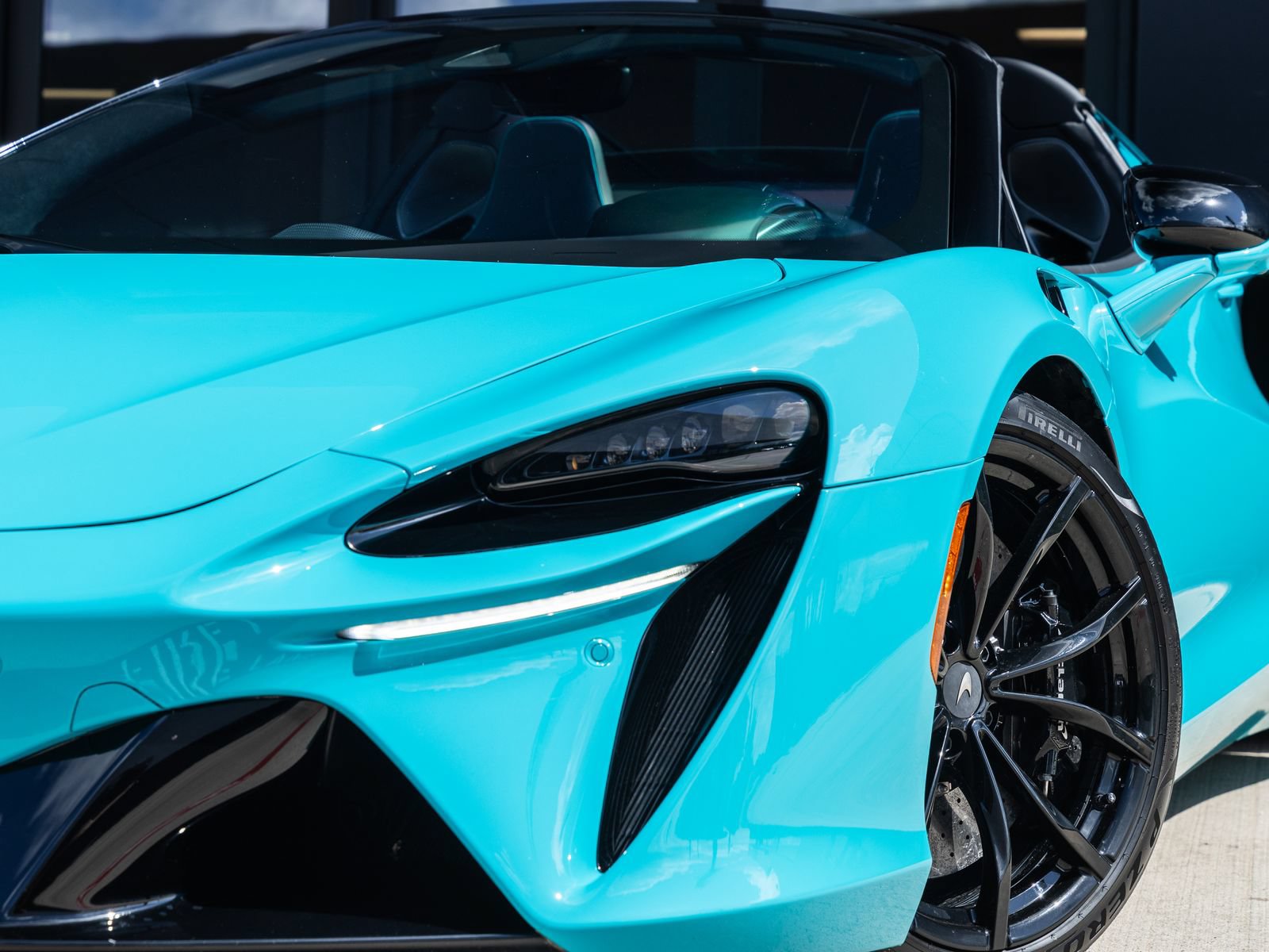 Used 2025 McLaren Artura Spider RWD image 16