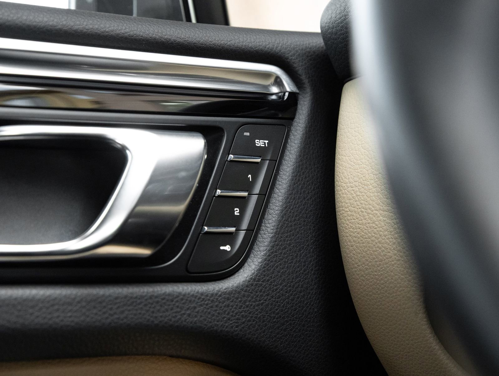 Certified 2023 Porsche Macan AWD/4WD image 18
