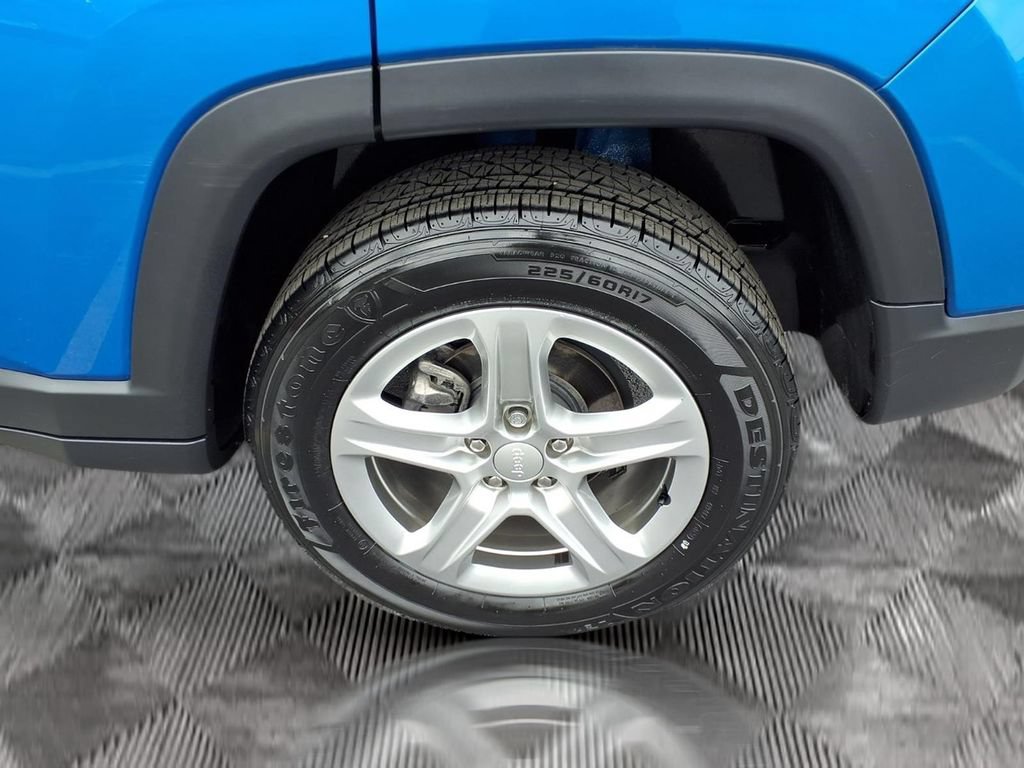 Used 2023 Jeep Compass Latitude w/ Sun and Sound Group AWD/4WD image 22