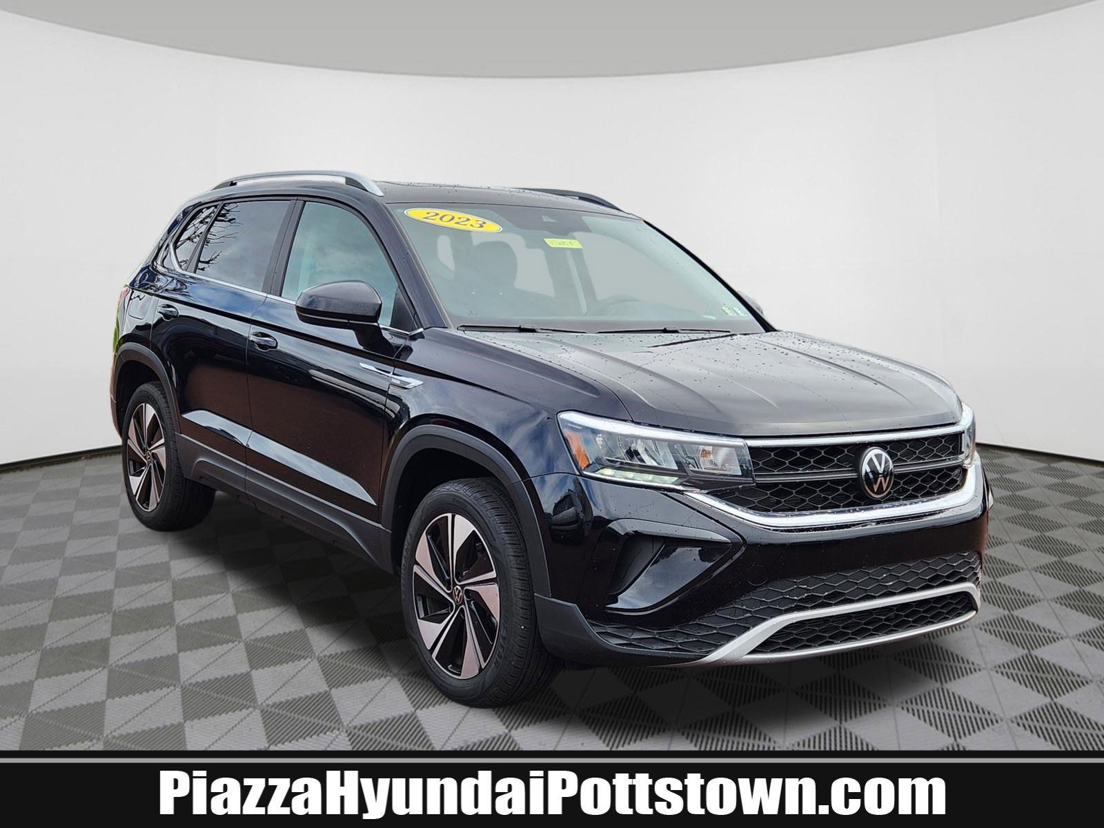 Used 2023 Volkswagen Taos SE w/ Panoramic Sunroof Package image 1