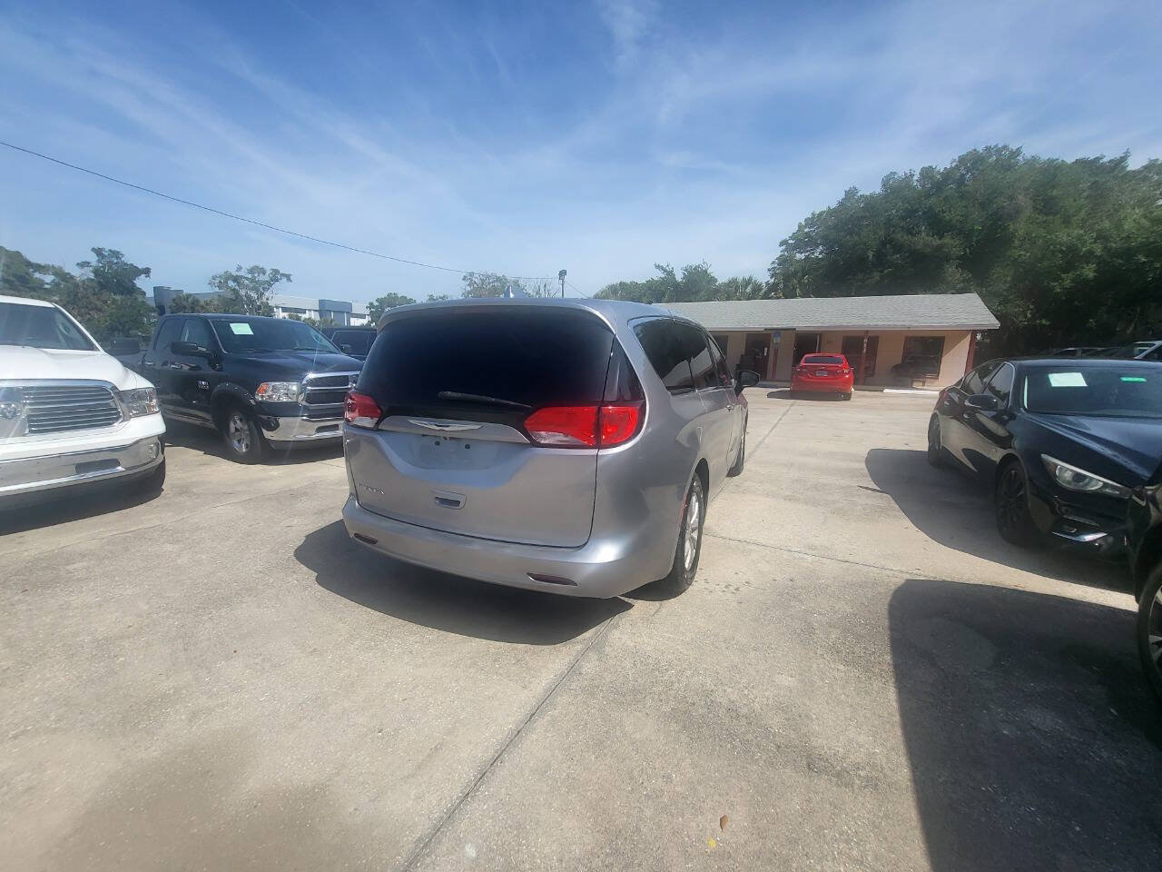Used 2017 Chrysler Pacifica Touring w/ Tire & Wheel Group FWD image 27