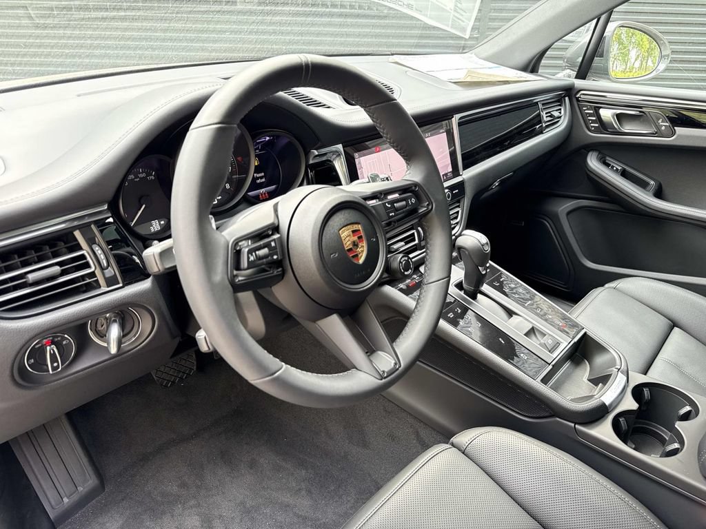Certified 2025 Porsche Macan Turbo AWD/4WD image 4