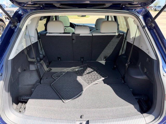 Used 2023 Volkswagen Tiguan SE w/ Panoramic Sunroof Package FWD image 8