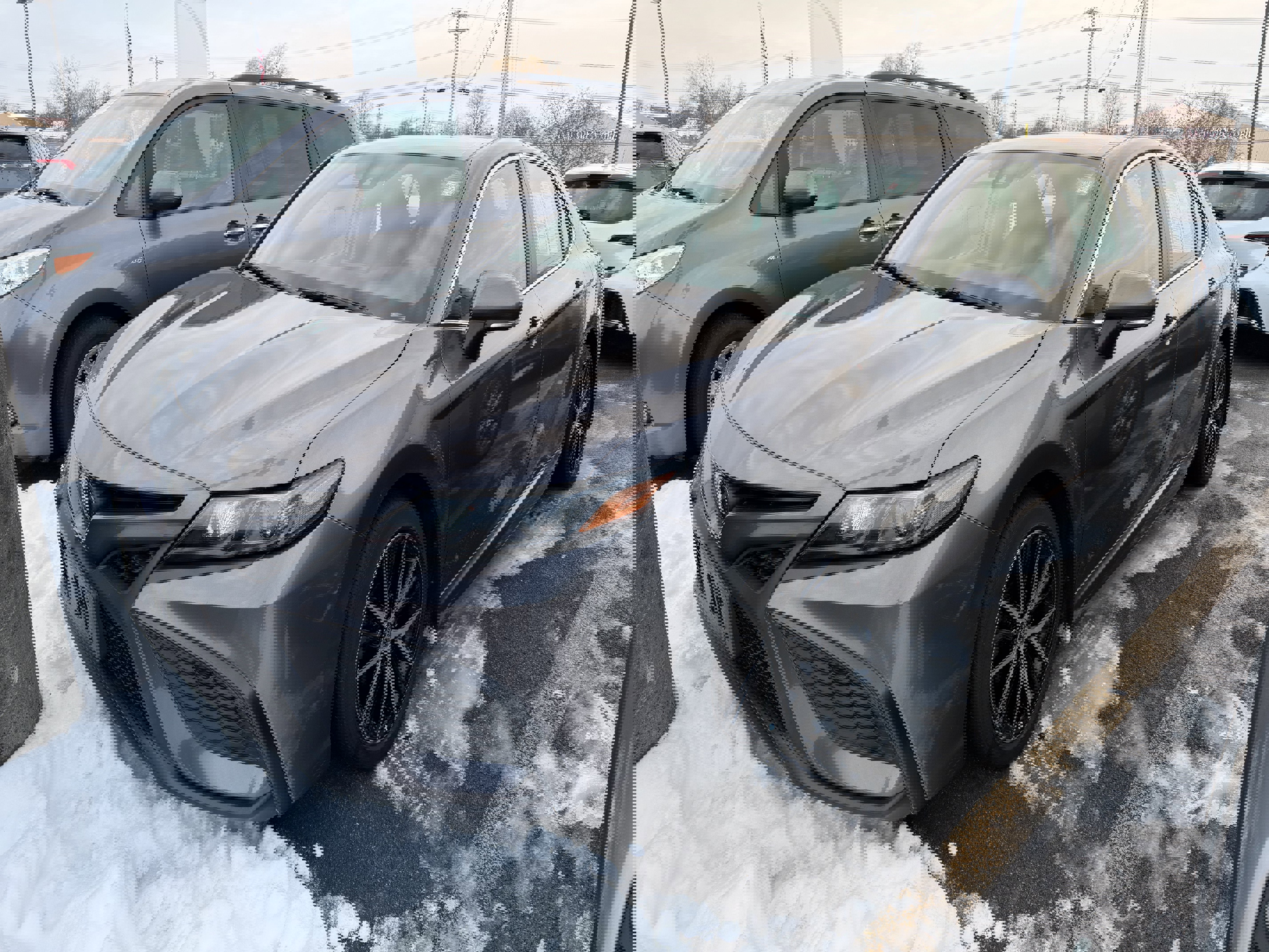 Used 2022 Toyota Camry SE w/ Carpet Mat Package (TMS) image 3