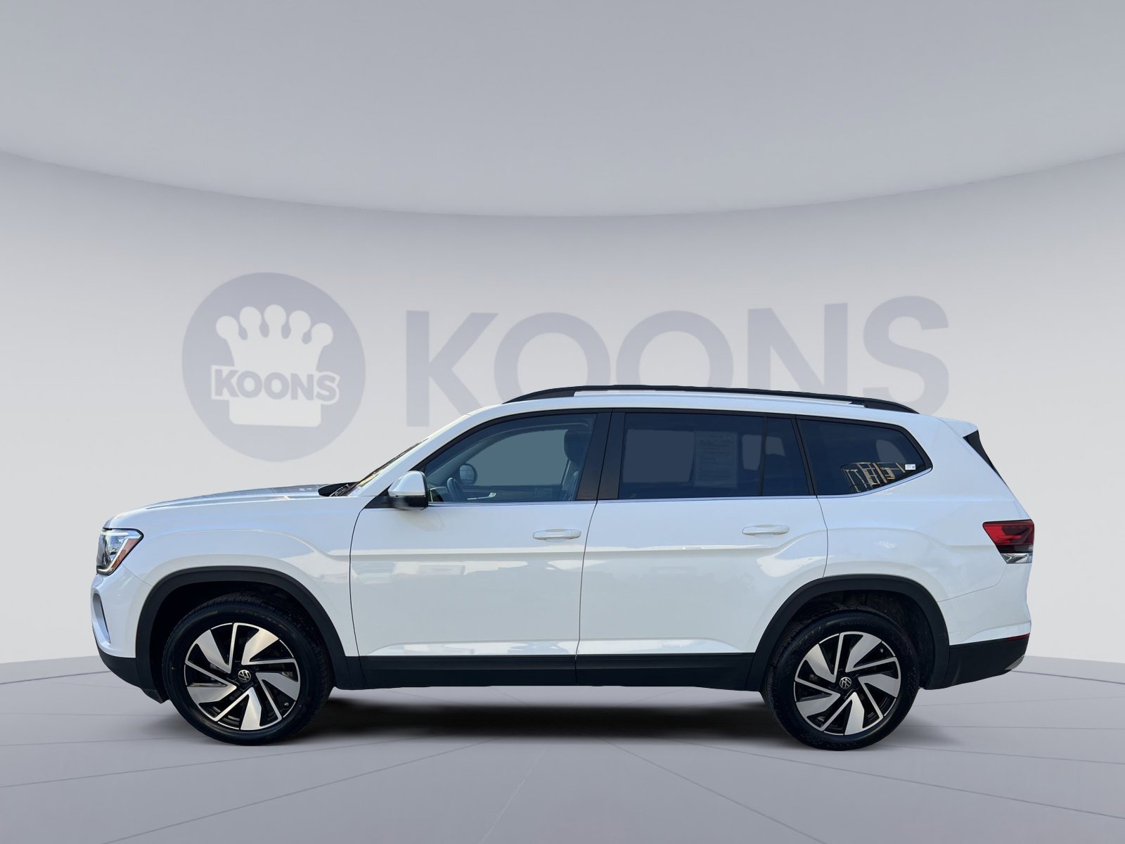 Used 2024 Volkswagen Atlas SE image 2