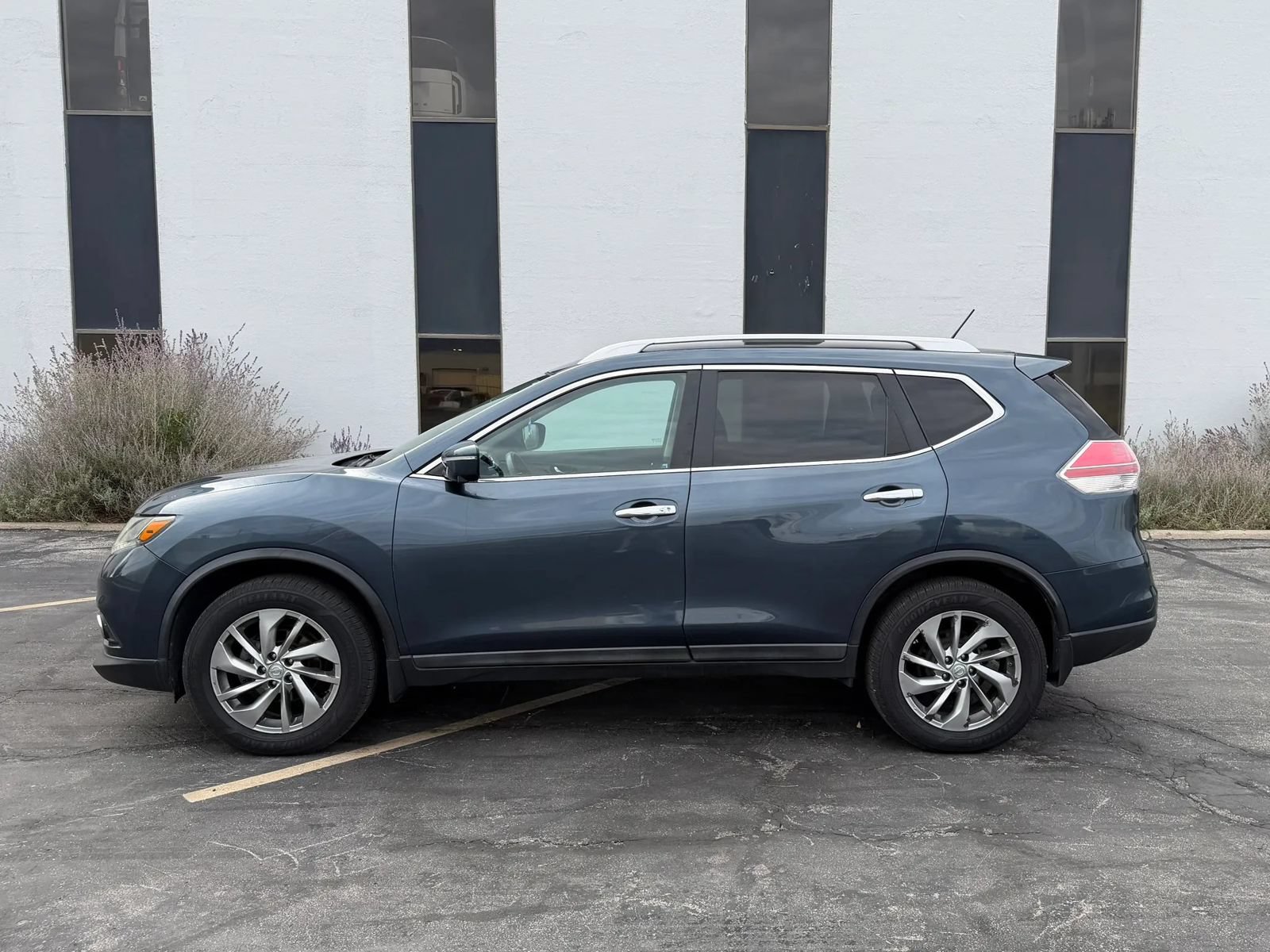 Used 2014 Nissan Rogue SL AWD/4WD image 2