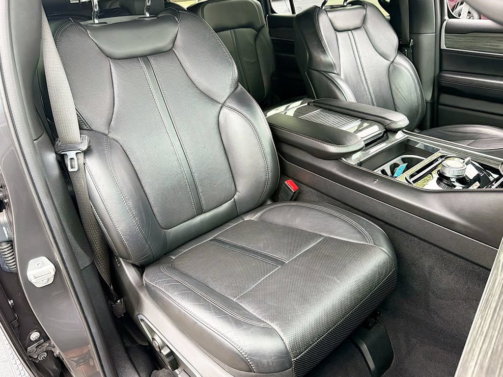 Used 2022 Jeep Wagoneer Series II AWD/4WD image 16