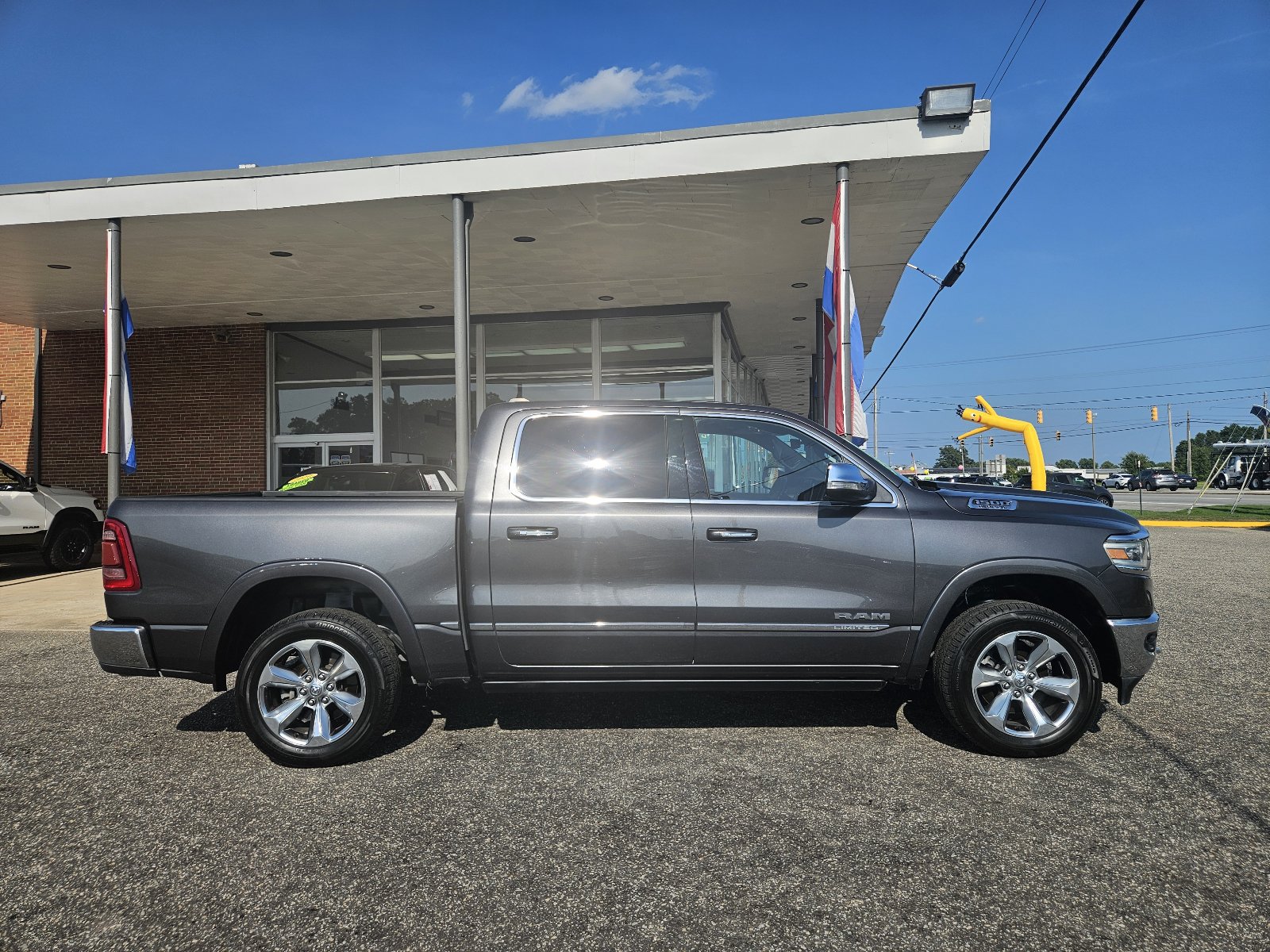 Used 2022 RAM 1500 Limited AWD/4WD image 2