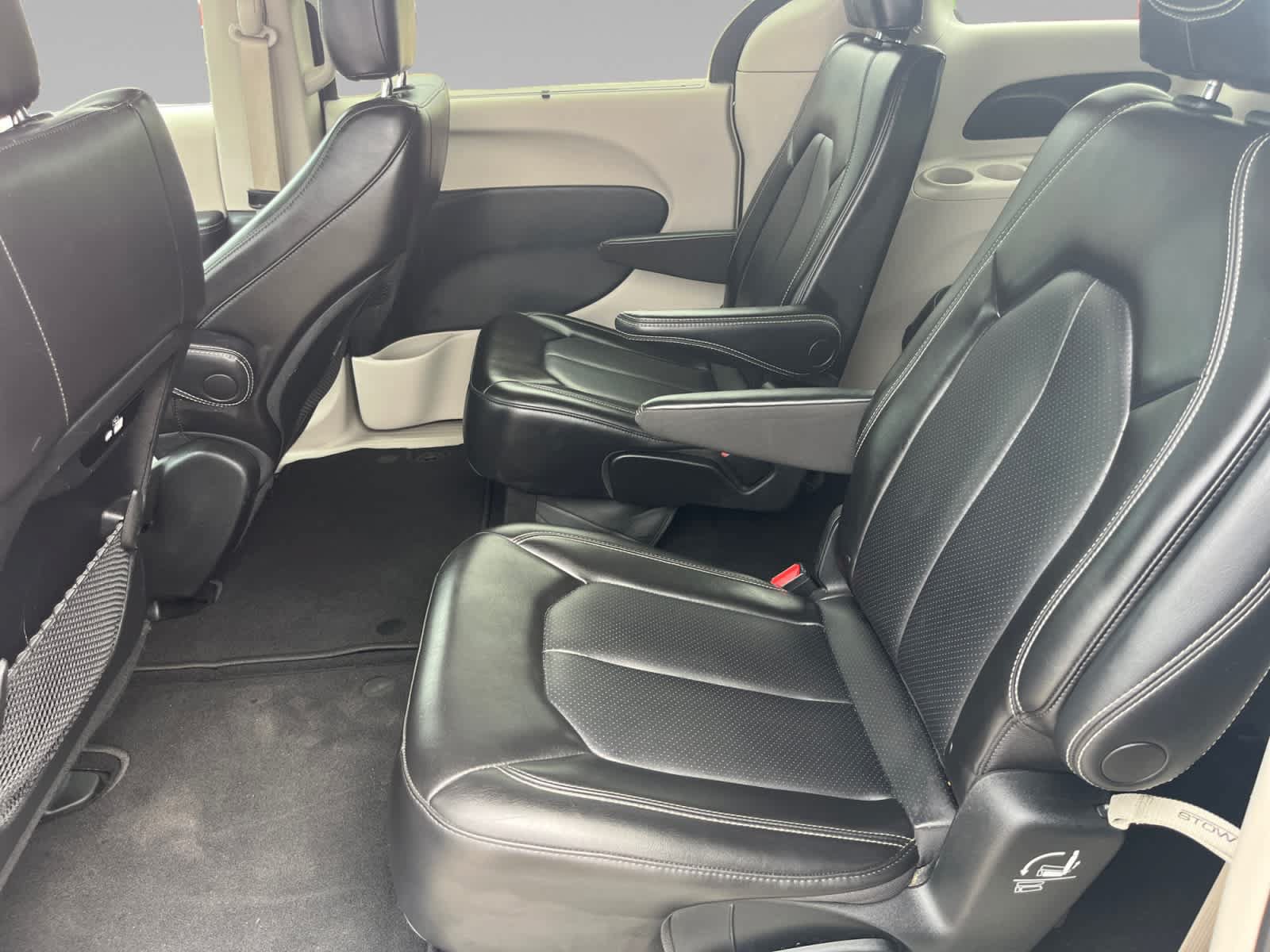 Used 2023 Chrysler Pacifica Touring-L FWD image 19