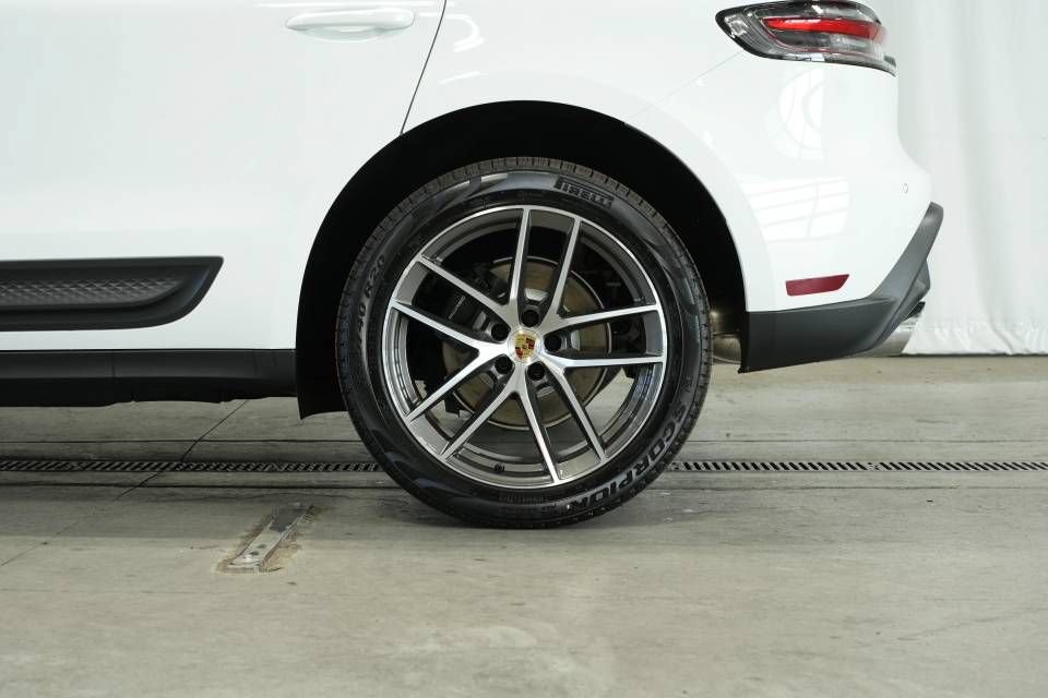 Certified 2025 Porsche Macan AWD/4WD image 44