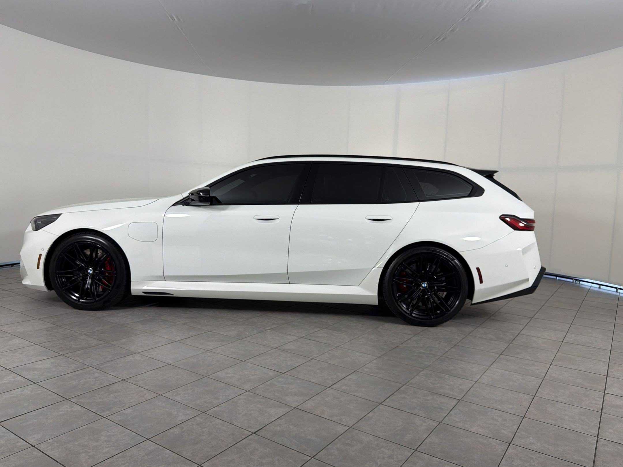 Certified 2026 BMW M5 Touring AWD/4WD image 2