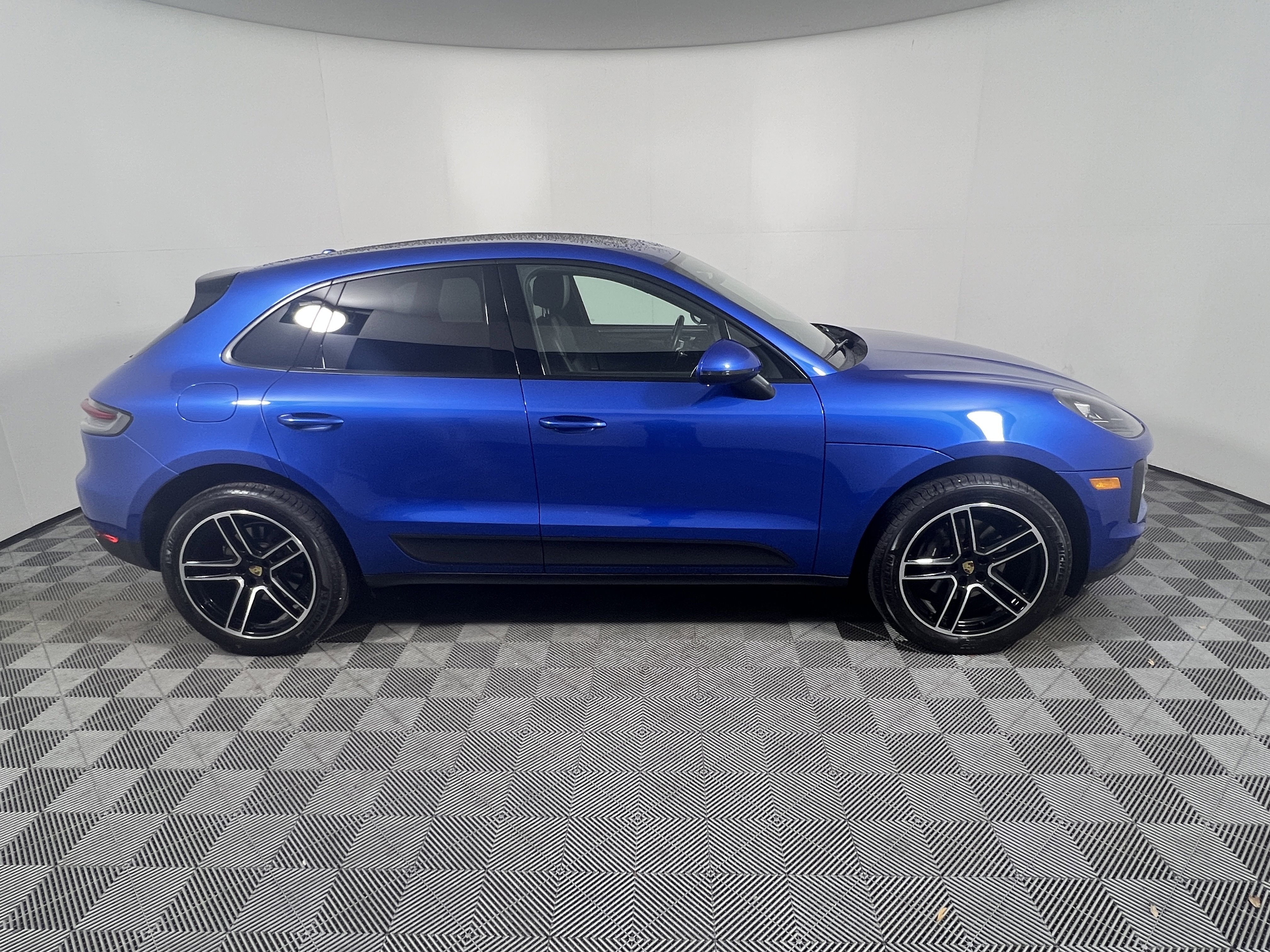 Certified 2019 Porsche Macan AWD/4WD image 8