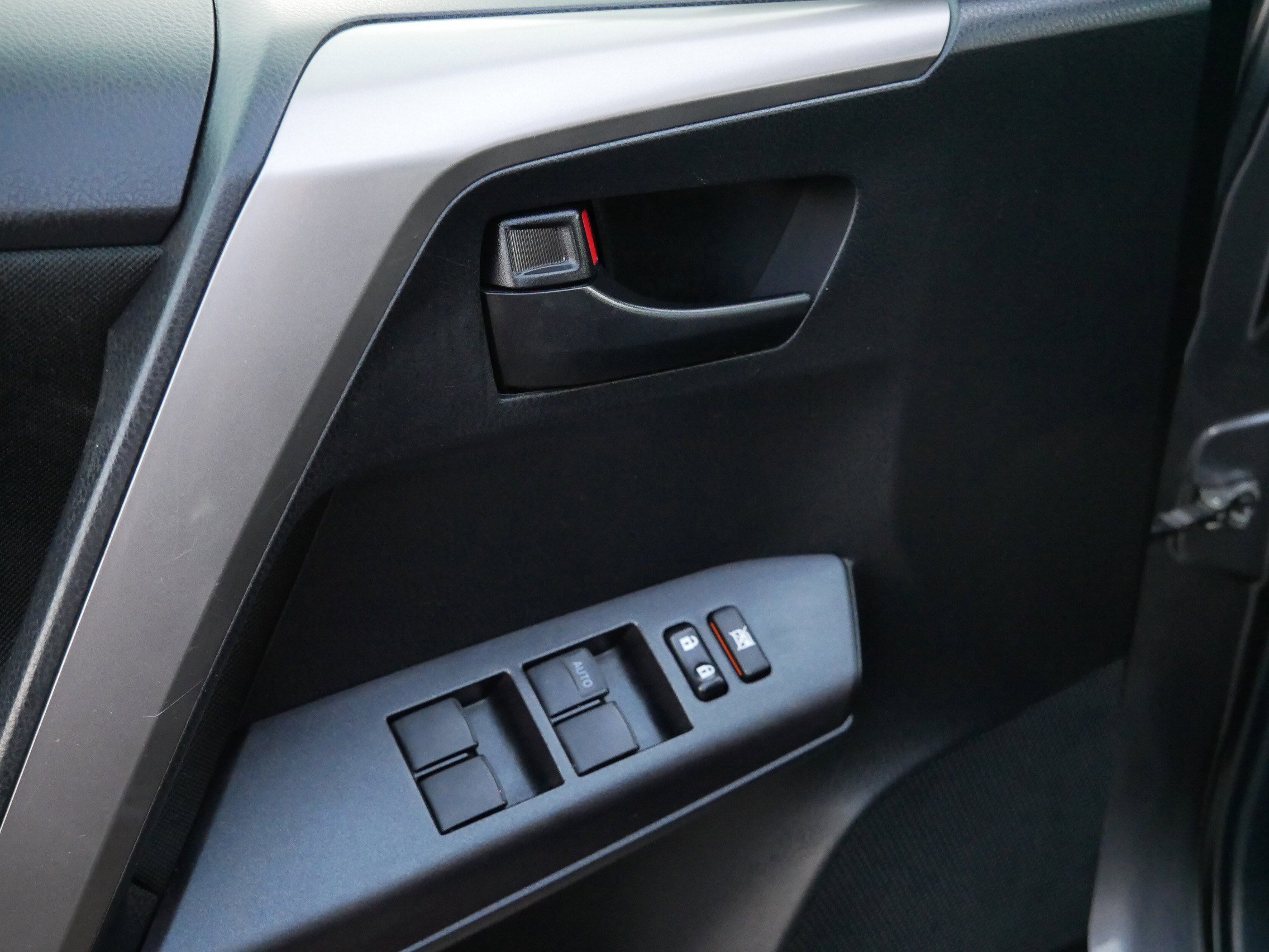 Used 2018 Toyota RAV4 LE w/ All Weather Liner Package image 20