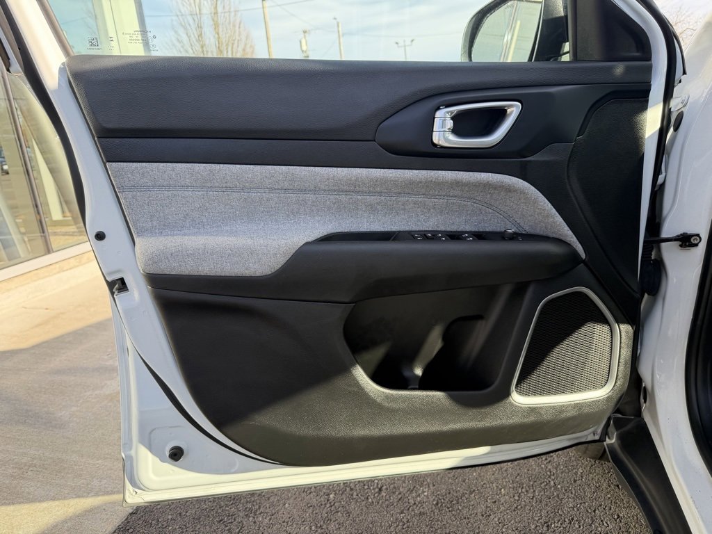 Used 2024 Jeep Compass Latitude image 11