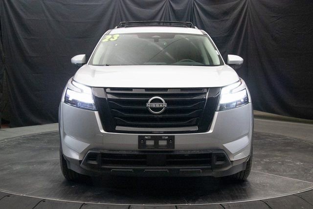 Used 2023 Nissan Pathfinder SV w/ SV Premium Package image 4