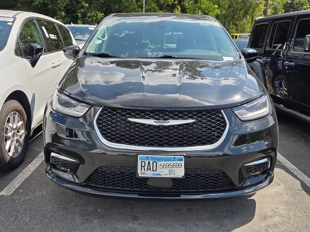 Used 2024 Chrysler Pacifica Touring-L FWD image 2