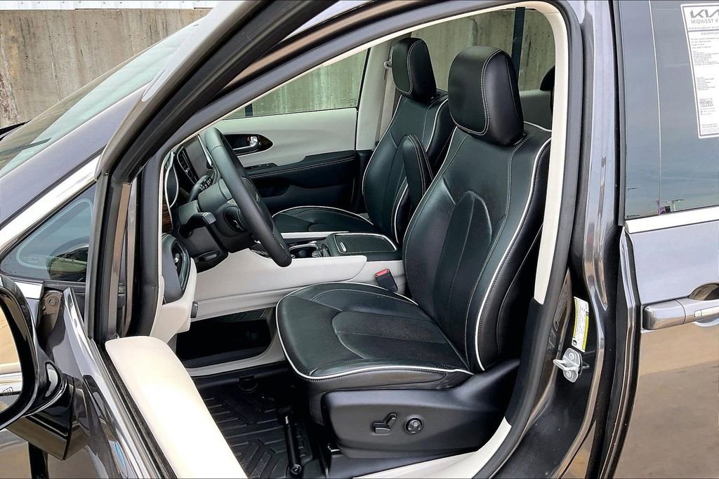 Used 2023 Chrysler Pacifica Limited image 25