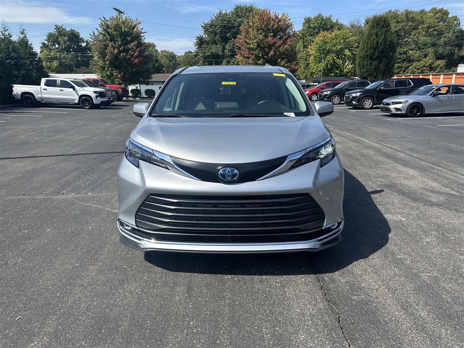 Used 2024 Toyota Sienna XLE image 3