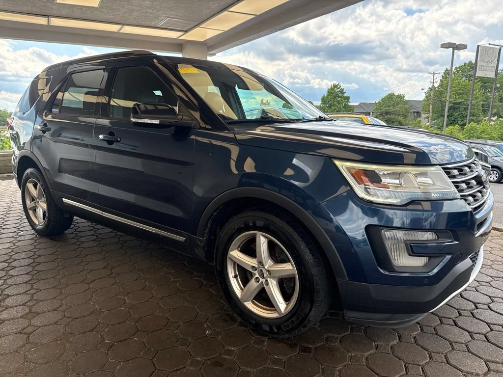 Used 2016 Ford Explorer XLT w/ Equipment Group 202A AWD/4WD image 4