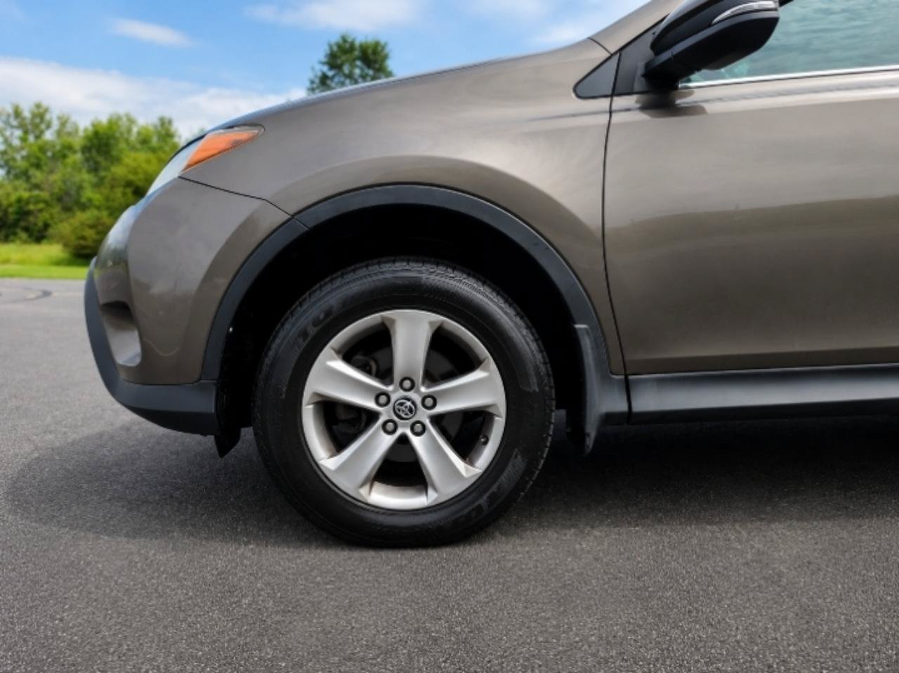 Used 2015 Toyota RAV4 XLE AWD/4WD image 9