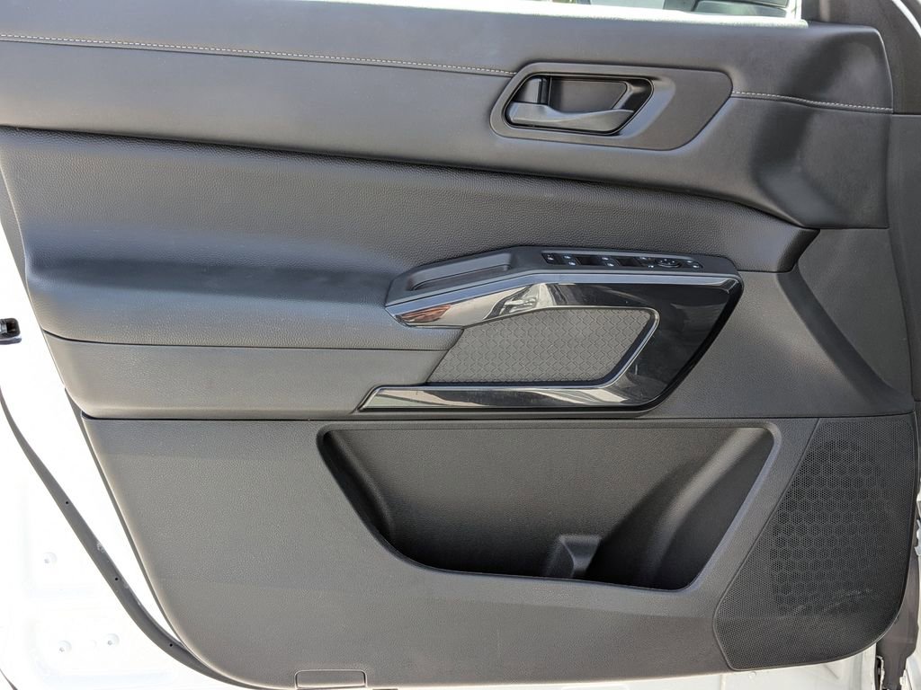 Used 2024 Nissan Pathfinder SV image 10