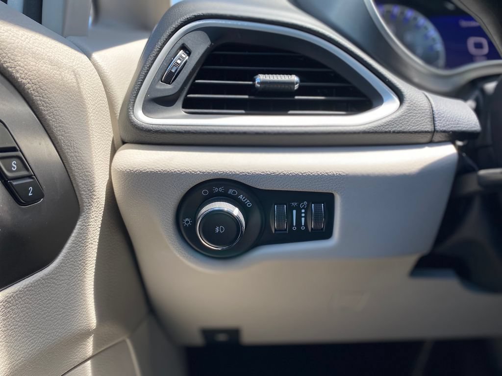 Used 2023 Chrysler Pacifica Touring-L FWD image 29