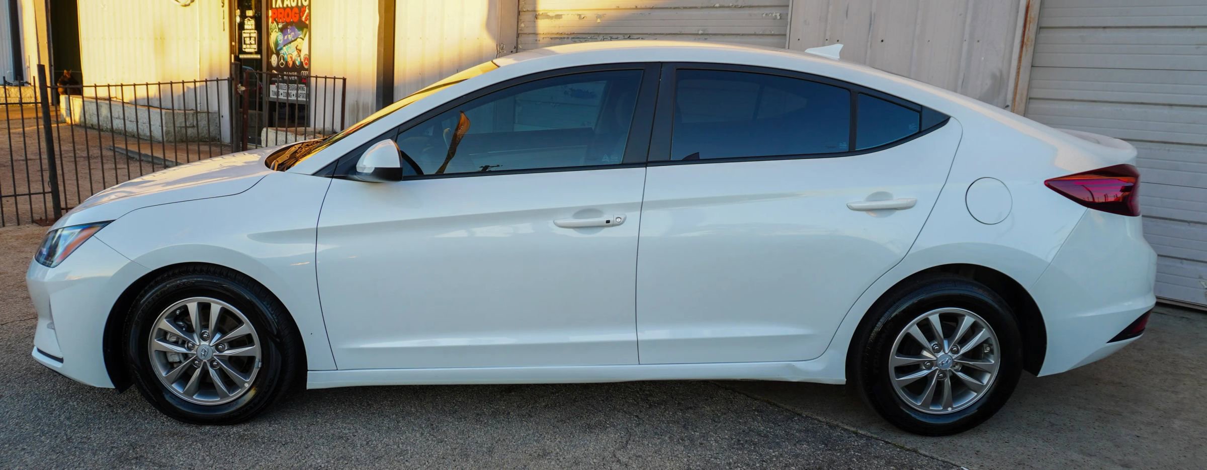 Used 2020 Hyundai Elantra ECO image 3