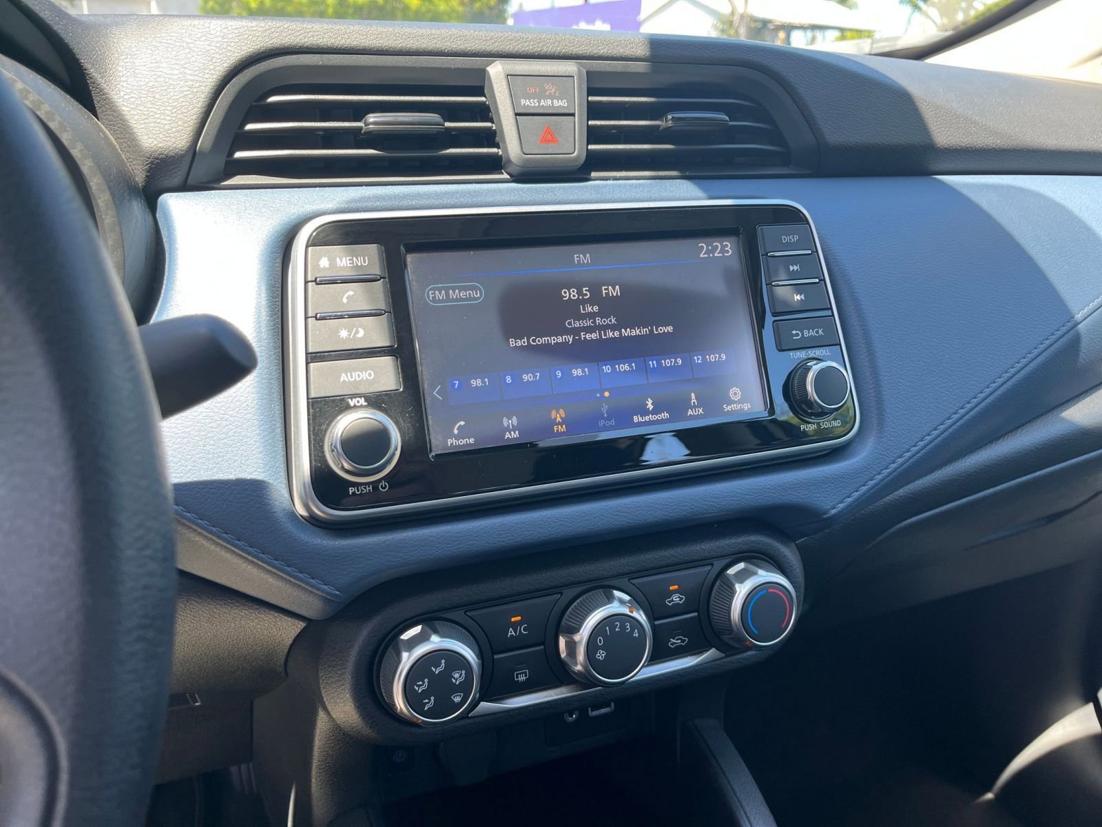 Used 2025 Nissan Versa SV FWD image 17