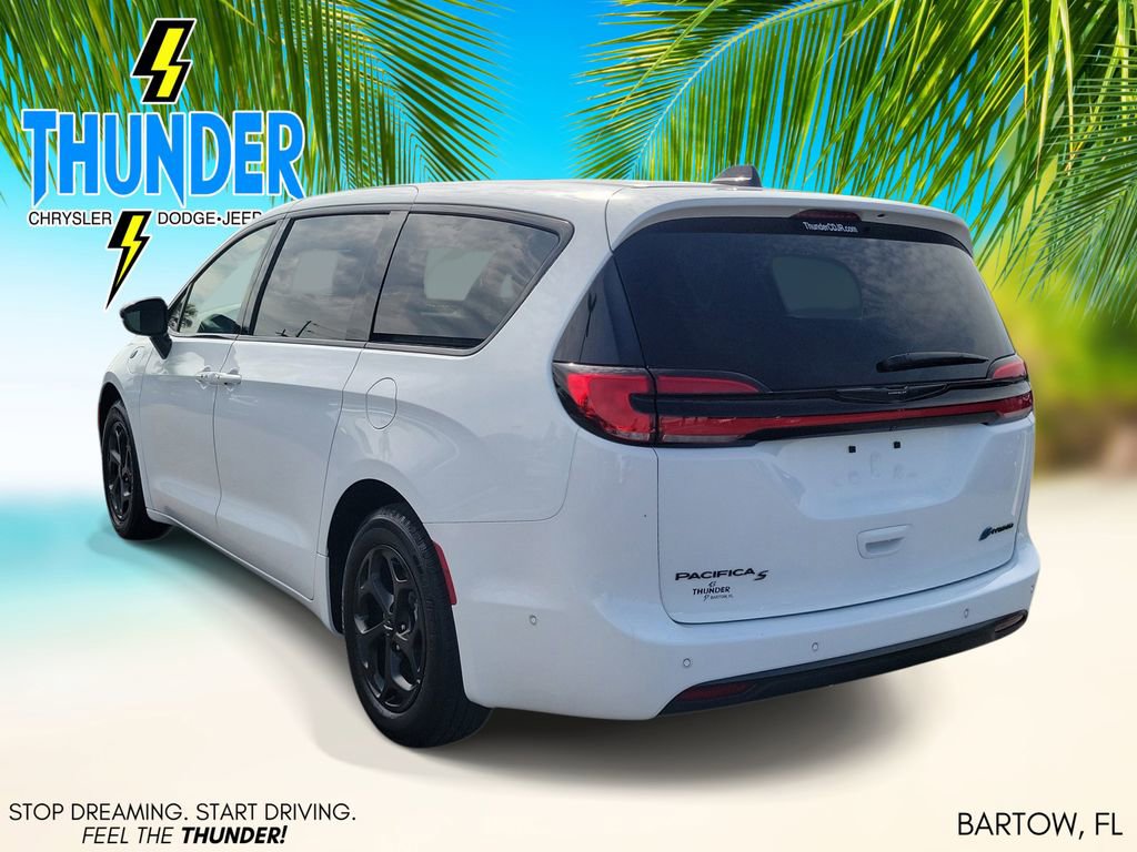 Used 2024 Chrysler Pacifica Limited FWD image 3