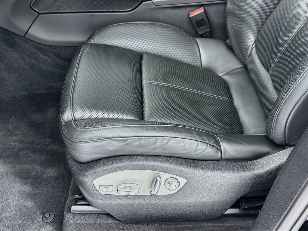 Certified 2023 Porsche Macan Turbo AWD/4WD image 12