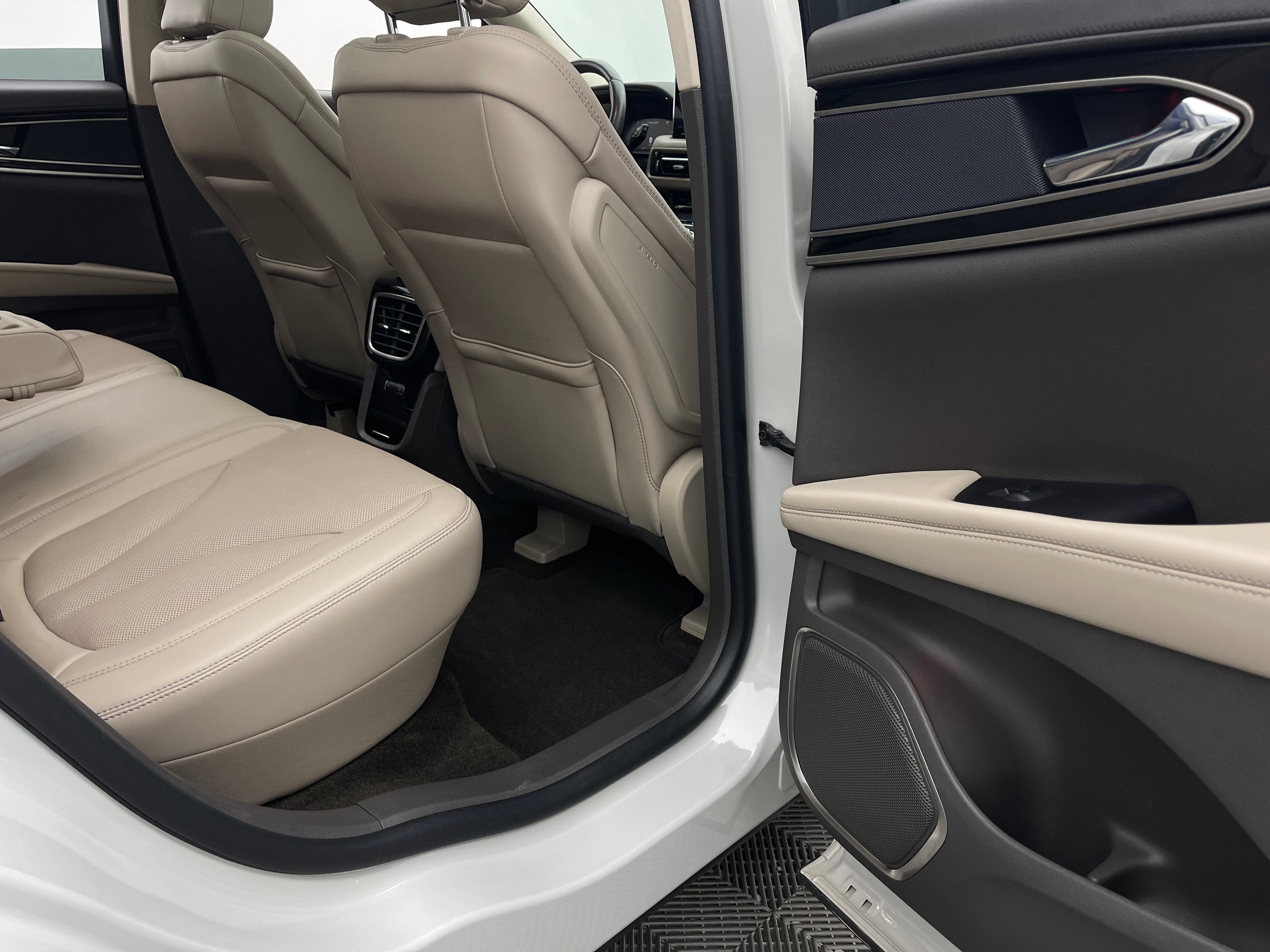 Used 2023 Lincoln Nautilus Reserve AWD/4WD image 39