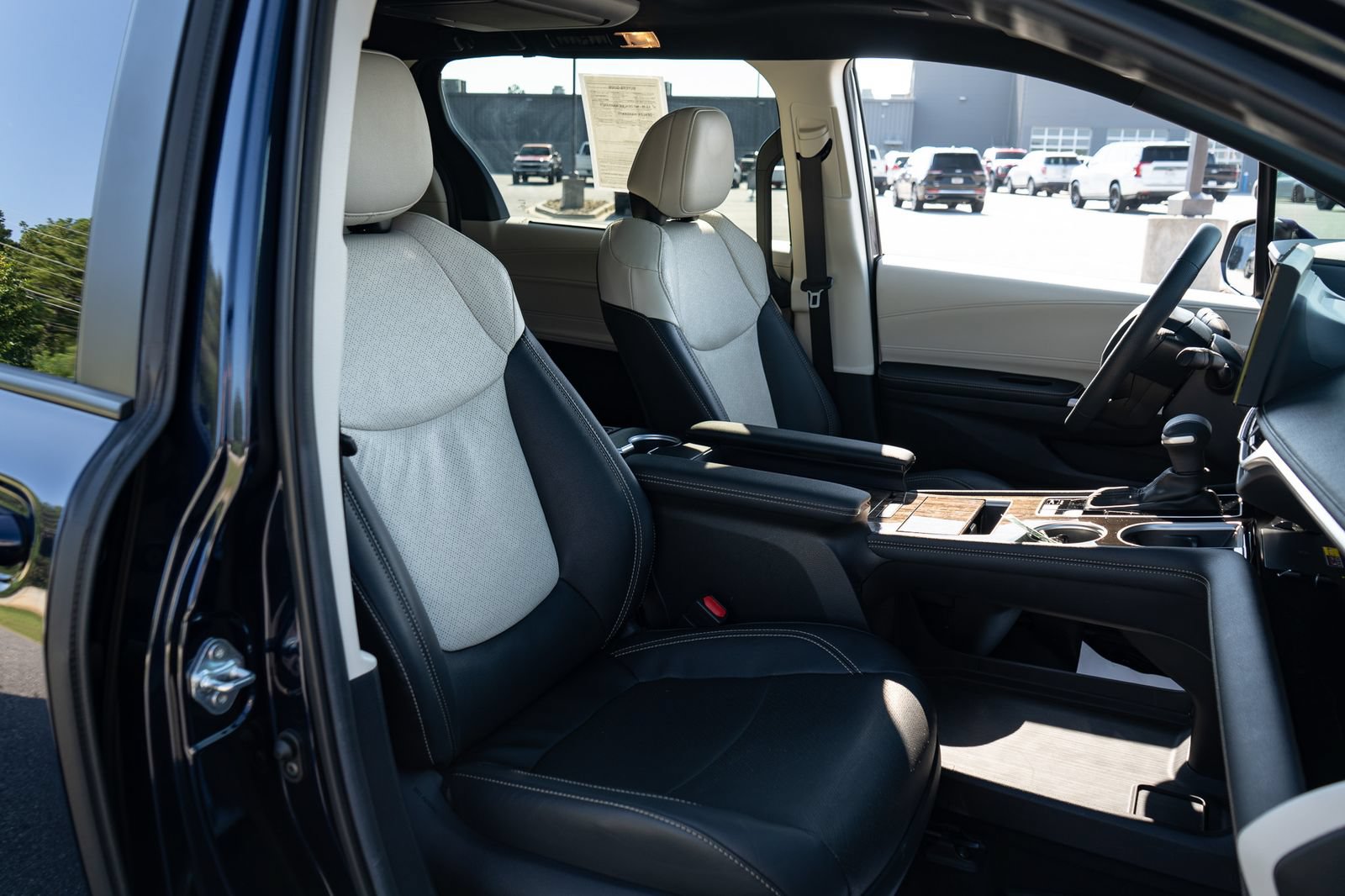 Used 2025 Toyota Sienna Platinum AWD/4WD image 23
