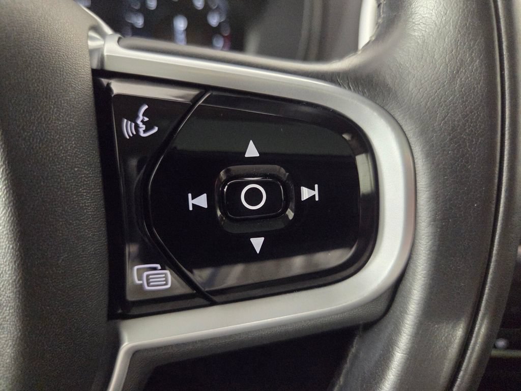 Used 2019 Volvo XC90 T6 Momentum w/ Protection Package Premier AWD/4WD image 17