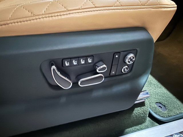 Used 2017 Bentley Bentayga AWD/4WD image 23