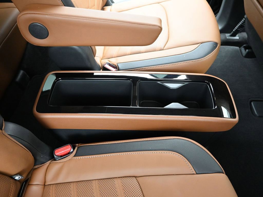 Used 2025 Nissan Pathfinder Platinum image 13