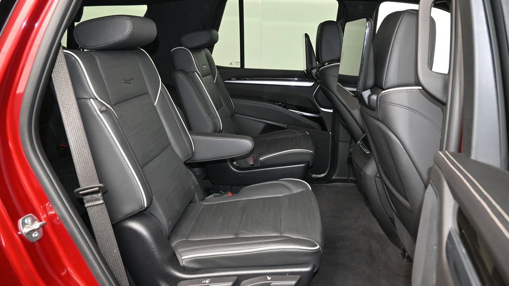Used 2025 Cadillac Escalade Premium Luxury AWD/4WD image 17