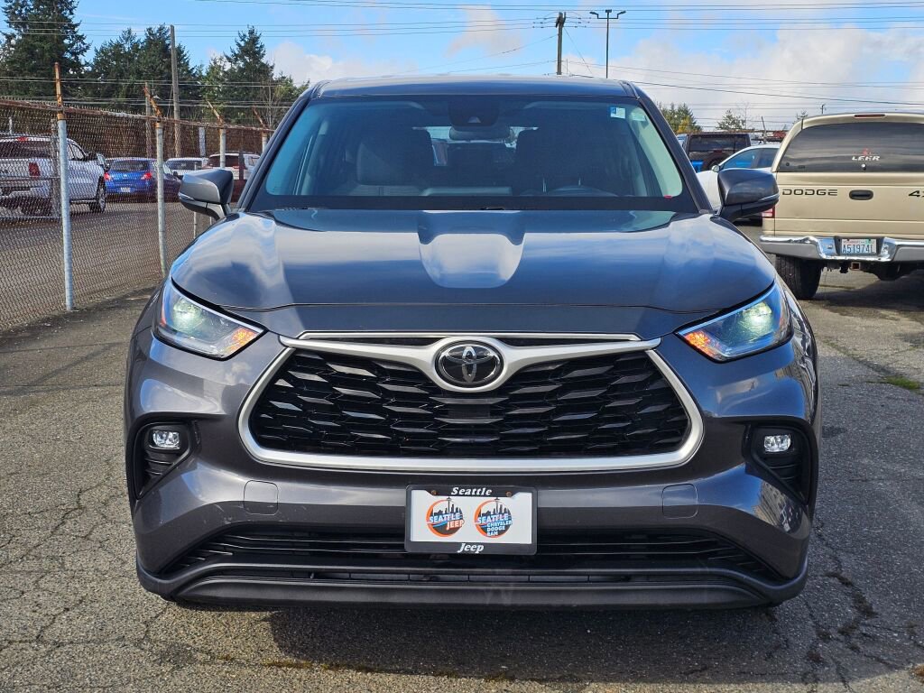 Used 2021 Toyota Highlander LE image 3