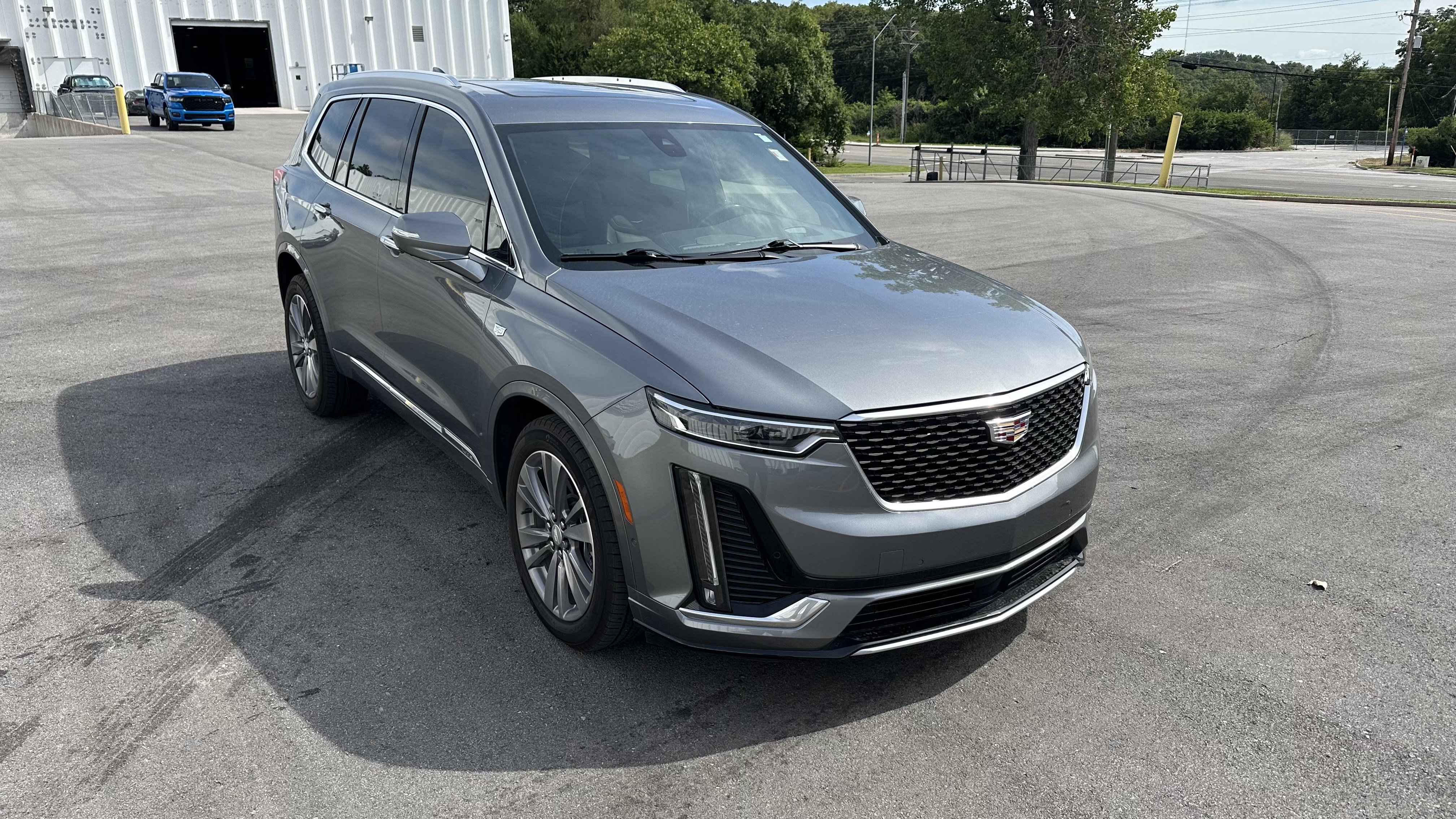 Used 2022 Cadillac XT6 Premium Luxury w/ Platinum Package AWD/4WD image 2